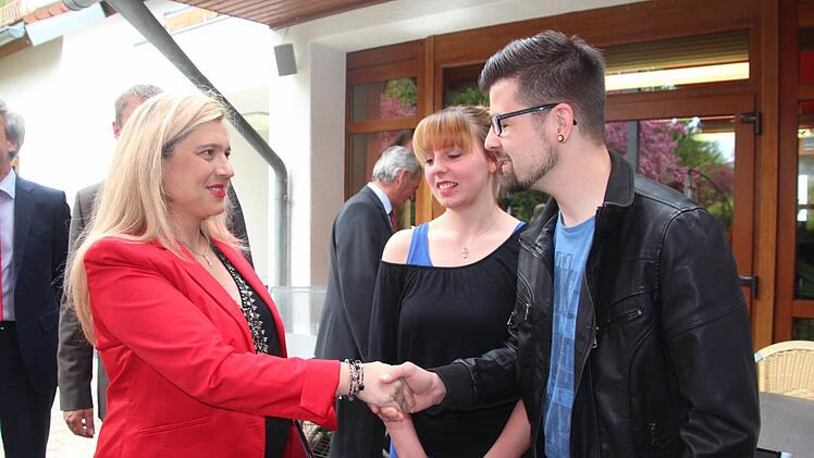 Impression am Rande des Besuchs von Ministerin Melanie Huml (l.) beim BRK in Kronach Foto: Schadeck