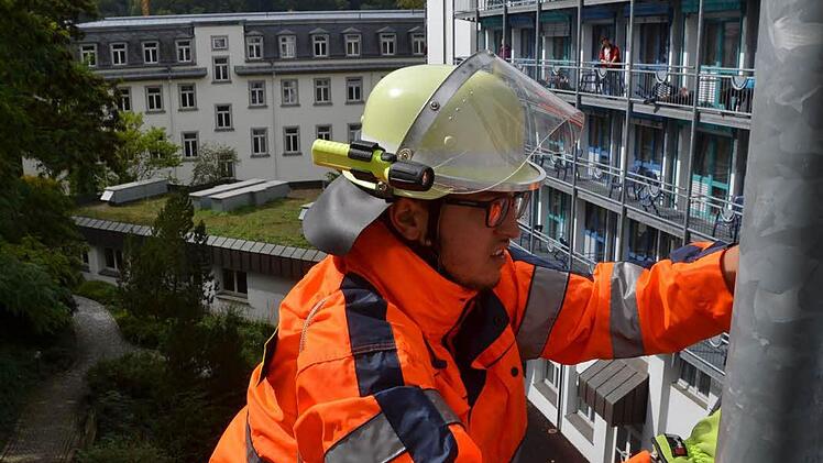 Dramatische Szenen bei der Großübung am Samstag im Haus Kreuzberg der Kurklinik "Am Kurpark" in Bad Kissingen.  Foto: Rauch