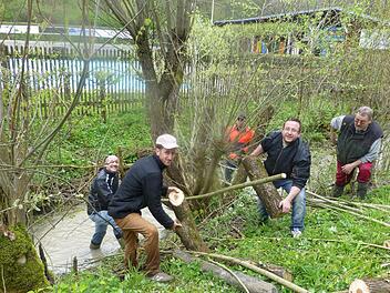 Ins kalte Wasser stiegen einige sogar barfuß, weil sie keine Gummistiefel dabei hatten.  Foto: privat