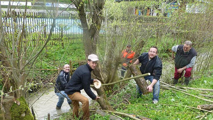 Ins kalte Wasser stiegen einige sogar barfuß, weil sie keine Gummistiefel dabei hatten.  Foto: privat
