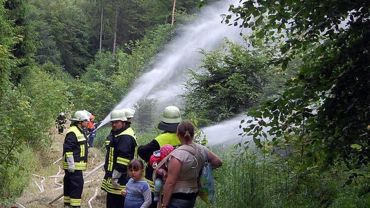 Die Bucher Brandschützer im Löschangriff mit Anhang. Foto: Andreas Welz