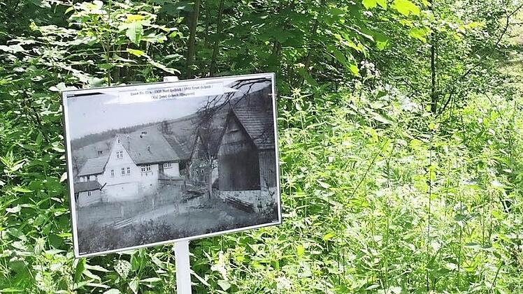 Überall auf dem ehemaligen Dorfgelände sahen die Besucher Fotos der früheren Häuser dort, wo diese gestanden hatten. Foto: Stephanie Elm