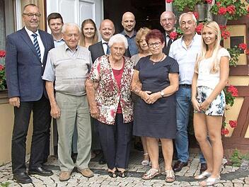 Johanna Horn (Mitte) feierte in End ihren 90. Geburtstag. Foto: Hartmut Klamm