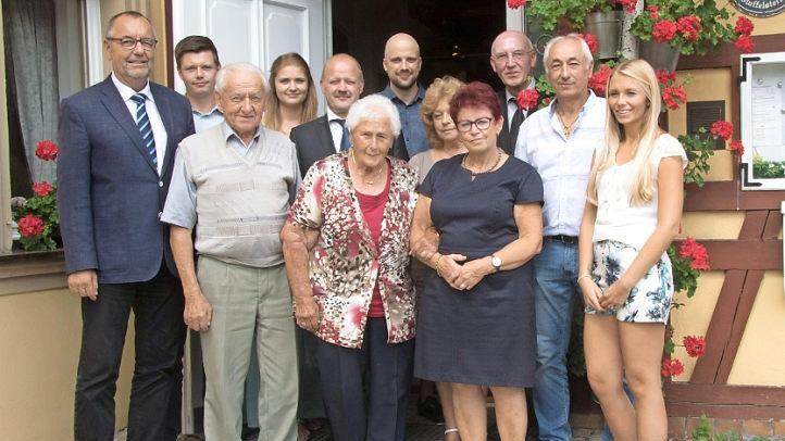 Johanna Horn (Mitte) feierte in End ihren 90. Geburtstag. Foto: Hartmut Klamm