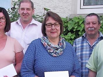Der Geflügelzuchtverein Küps ist Geschichte (von links): Ausschussmitglied Roland Hofmann, Kindergartenleiterin Küps Birgit Wagner, Kassierer Jürgen Hetz, Kindergartenleiterin Oberlangenstadt Petra Weiß, Schriftführer Elmar Meußgeier und Vorsitzender Bernd Altmann.  Foto: Dieter Wolf