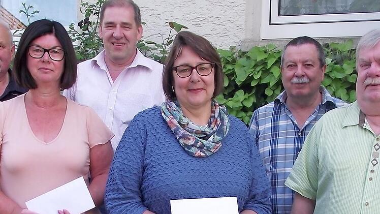 Der Geflügelzuchtverein Küps ist Geschichte (von links): Ausschussmitglied Roland Hofmann, Kindergartenleiterin Küps Birgit Wagner, Kassierer Jürgen Hetz, Kindergartenleiterin Oberlangenstadt Petra Weiß, Schriftführer Elmar Meußgeier und Vorsitzender Bernd Altmann.  Foto: Dieter Wolf