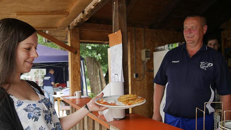 Dätsch mit Lachs, ein köstlicher Leckerbissen, für die einen als Hauptspeise, für andere als Vorspeise. Foto: Manja von Nida