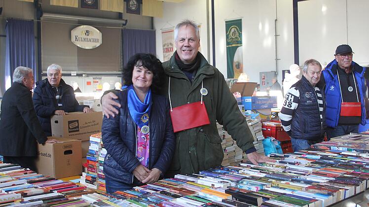 Bücher, Platten, CDs, Videos - alles hatten die Lions-Verkäufer parat. Und viele Bücherfreunde kauften meterweise Bücher.Sonny Adam