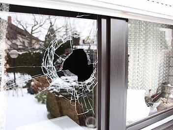 So wie hier in Höchstadt-Süd vor einem Jahr gehen Einbrecher immer wieder vor: Scheibe einschlagen und Fenster oder Tür öffnen.  Foto: Andreas Dorsch