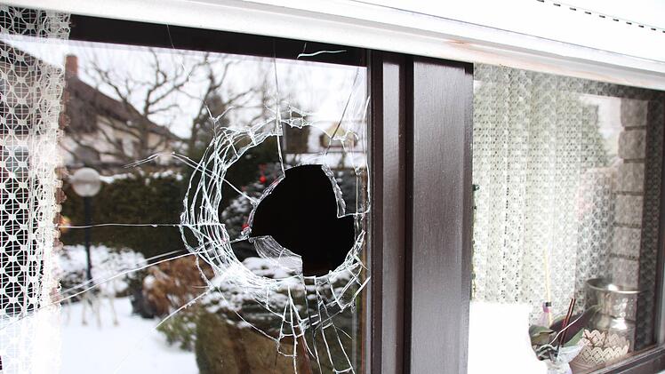 So wie hier in Höchstadt-Süd vor einem Jahr gehen Einbrecher immer wieder vor: Scheibe einschlagen und Fenster oder Tür öffnen.  Foto: Andreas Dorsch
