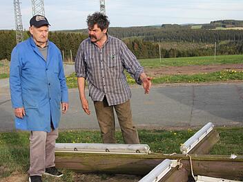 Sie stimmen sich ab, wenn es um das neue Friedenskreuz geht: Josef Förtsch (links) und der Vorsitzende der Heimkehrer- und Soldatenkameradschaft, Josef Baier.Veronika Schadeck