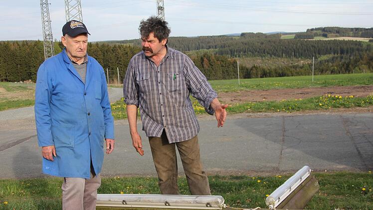 Sie stimmen sich ab, wenn es um das neue Friedenskreuz geht: Josef Förtsch (links) und der Vorsitzende der Heimkehrer- und Soldatenkameradschaft, Josef Baier.Veronika Schadeck