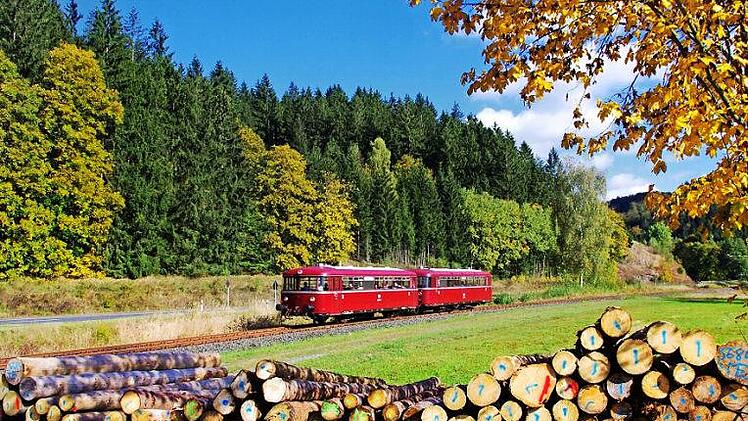 Der rote Schienenbus der Eisenbahnfreunde im herbstlichen Frankenwald Foto: Eisenbahnfreunde Rodachtalbahn