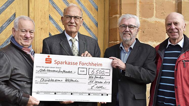 Anlässlich seines 70.Geburtstages sammelte Edi Nöth (zweiter v. l.) Geld für die Chorakademie. Foto: Malbrich