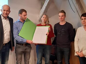 Bei der Übergabe (v. l.): Bürgermeister Claus Schwarzmann, Martin Albert, Astrid Amon-Bollenbeck, Michael Voll und Beate Oppelt Foto: Sylvia Hubele