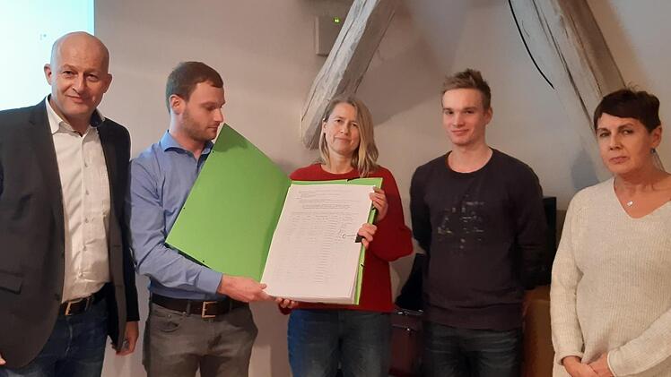 Bei der Übergabe (v. l.): Bürgermeister Claus Schwarzmann, Martin Albert, Astrid Amon-Bollenbeck, Michael Voll und Beate Oppelt Foto: Sylvia Hubele