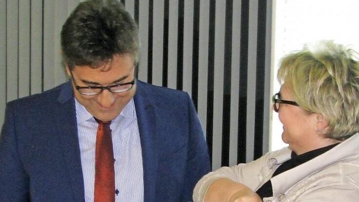 Wie sollte es an einem "schmutzigen Donnerstag" auch anders sein: Kaum hatte Bürgermeister Rolf Rosenbauer die Gemeinderatssitzung eröffnet - schnipp, schnapp, hatte Chefsekretärin Gabriele Kolb dessen Krawatte gekürzt.  Foto: Norbert Karbach
