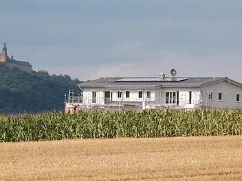 Ein neu errichtetes Mehrfamilienhaus am Stadtrand von in Bad Staffelstein. Foto: Matthias Einwag