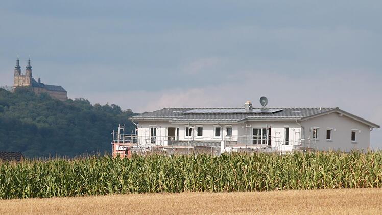 Ein neu errichtetes Mehrfamilienhaus am Stadtrand von in Bad Staffelstein. Foto: Matthias Einwag