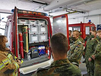 Kommandantin Julia Volpert stellte den Einsatzleitwagen vor.  Foto: FFW