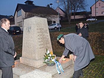 Die drei Bürgermeister des Marktes Pressig beim Gedenken zum Volkstrauertag am Ehrenmal in Brauersdorf. Von links Dritter Bürgermeister Klaus Dressel, Zweiter Bürgermeister Wolfgang Förtsch bei der Niederlegung eines Blumengebindes und Bürgermeister Stefan Heinlein. Im Hintergrund das Instrumentalduo Markus und Reinhardt Fröba  Foto: K.- H. Hofmann