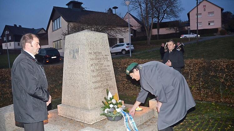 Die drei Bürgermeister des Marktes Pressig beim Gedenken zum Volkstrauertag am Ehrenmal in Brauersdorf. Von links Dritter Bürgermeister Klaus Dressel, Zweiter Bürgermeister Wolfgang Förtsch bei der Niederlegung eines Blumengebindes und Bürgermeister Stefan Heinlein. Im Hintergrund das Instrumentalduo Markus und Reinhardt Fröba  Foto: K.- H. Hofmann