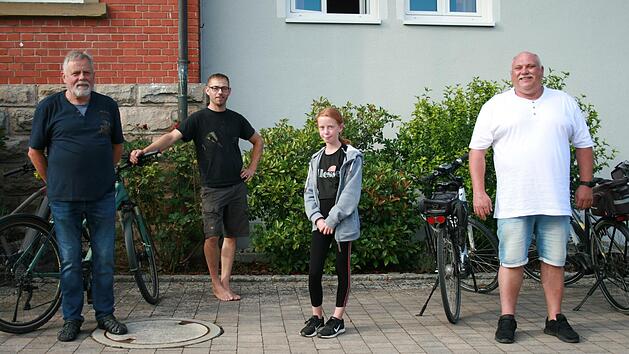 Der Vorsitzende der DJK Oehrberg, Manfred R&uuml;ttinger (von links), gratulierte den Gewinnern der ersten drei Preise Markus R&ouml;lling, Julie Geisel und Bernd M&uuml;ller.