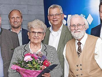 Ehrungen bei der Forchheimer CSU: Dieter George, Maria Wagner und Peter Weingart (vordere Reihe, von links) wurden für 50 Jahre CSU-Mitgliedschaft ausgezeichnet. Bezirksrat Ulrich Schürr (hinten, links) Vorsitzender Thomas Werner und Bundestagsabgeordneter Thomas Silberhorn gratulierten.