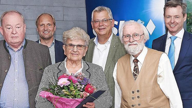 Ehrungen bei der Forchheimer CSU: Dieter George, Maria Wagner und Peter Weingart (vordere Reihe, von links) wurden für 50 Jahre CSU-Mitgliedschaft ausgezeichnet. Bezirksrat Ulrich Schürr (hinten, links) Vorsitzender Thomas Werner und Bundestagsabgeordneter Thomas Silberhorn gratulierten.