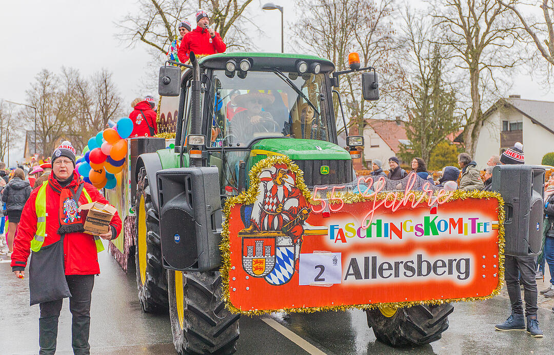 Buntes Faschingstreiben begeistert groß und klein.