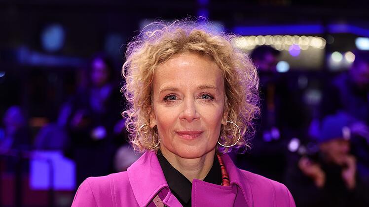 Mit bewegenden Worten hat Katja Riemann in einem Instagram-Beitrag von ihrem verstorbenen Ex-Partner Peter Sattmann Abschied genommen.