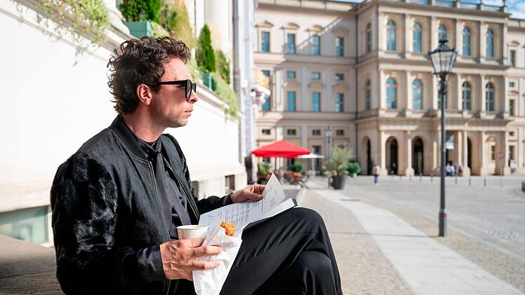 Cooler Kommissar vor klassizistischer Kulisse: Vincent Ross (Andr&eacute; Kaczmarczyk) denkt &uuml;ber den m&ouml;glichen Ablauf des &Uuml;berfalls nach.