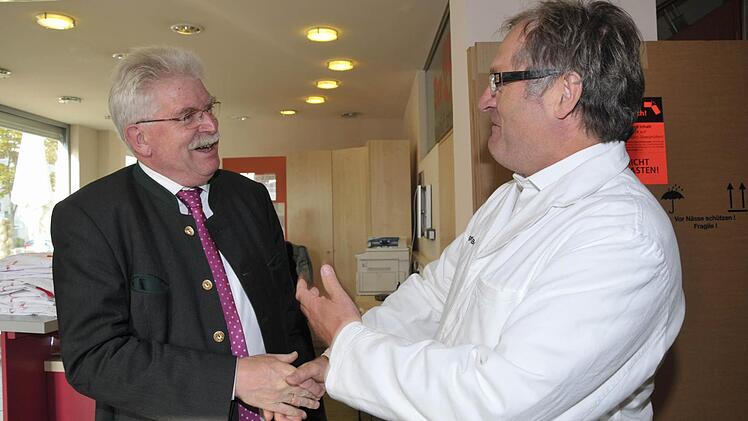 Martin Zeil (l.) wird von Siegfried Beck empfangen.