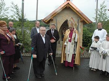Der Einweihung der Marienkapelle wohnten neben vielen Gläubigen (von links) Christel Schober, Bürgermeister Wilhelm Schneider, Pfarrer Stefan Köttig, Nikolaus Schober, Pfarrer Richard Brütting und Weihbischof Helmut Bauer bei. Foto: Gerhard Schmidt