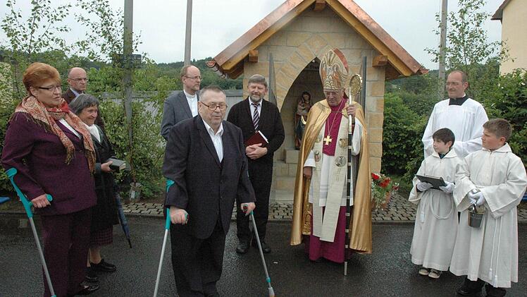 Der Einweihung der Marienkapelle wohnten neben vielen Gläubigen (von links) Christel Schober, Bürgermeister Wilhelm Schneider, Pfarrer Stefan Köttig, Nikolaus Schober, Pfarrer Richard Brütting und Weihbischof Helmut Bauer bei. Foto: Gerhard Schmidt