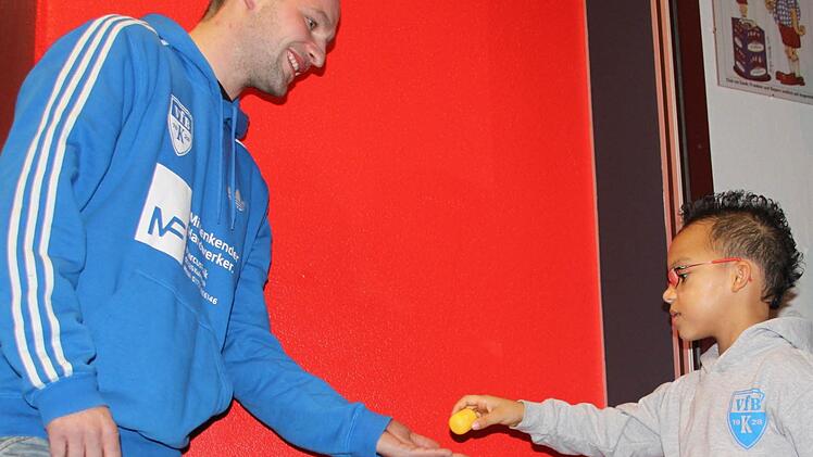 Marcel Ako zieht die Lose für den Rundschau-Cup, und VfB-Fußballabteilungsleiter Christian Bauer assistiert dem Sechsjährigen. Foto: Stephan Tiroch