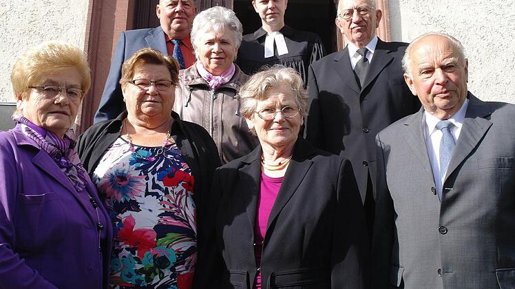 Nach 60 Jahren trafen sich zur Diamanten Konfirmation wieder (vorne, von links): Irma Wittmann, Hermine Engelhaupt, Margitta Weber, Erich Romeis; (Mitte, von links): Hella Schüßler, Oskar Romeis; (hinten, von links): Otto Weber, Pfarrer Thomas Braun. Foto: Stephanie Elm