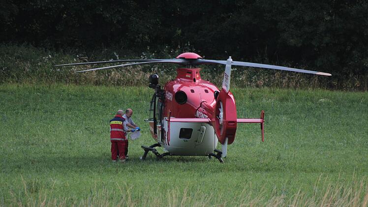 Zwischen Zeegendorf und Teuchatz im Landkreis Bamberg hat sich ein schwerer Autounfall ereignet. Bei einem Frontalzusammenstoß ist eine Person nach Angaben der Rettungskräfte lebensgefährlich verletzt worden. Der Rettungshubschrauber war im Einsatz. Foto: Ferdinand Merzbach
