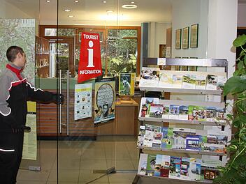 Der Landkreis Bad Kissingen will in Kooperation mit dem Markt Wildflecken das "Haus der Schwarzen Berge" in Oberbach umbauen: Vor allem der Eingangsbereich soll attraktiver und der Regionalwarenladen besser platziert werden. Das geht nur mit Fördermitteln, bislang fand sich aber kein Programm. Foto: Archiv/Bartl