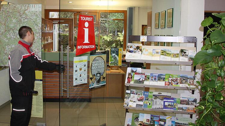 Der Landkreis Bad Kissingen will in Kooperation mit dem Markt Wildflecken das "Haus der Schwarzen Berge" in Oberbach umbauen: Vor allem der Eingangsbereich soll attraktiver und der Regionalwarenladen besser platziert werden. Das geht nur mit Fördermitteln, bislang fand sich aber kein Programm. Foto: Archiv/Bartl