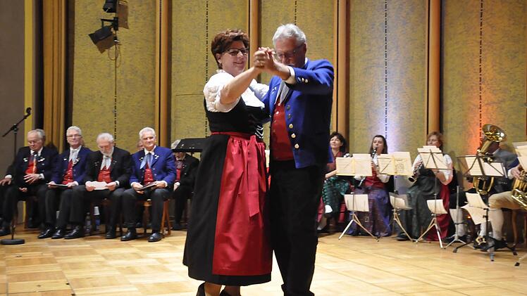 Organisatorin Gabi Kanz wagte auch ein Tänzchen. Foto: Peter Klopf
