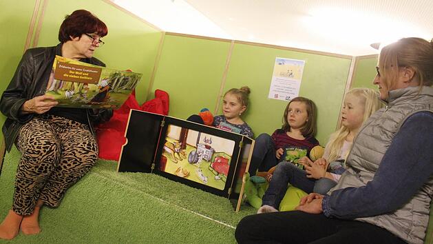 Der Wolf und die sieben Gei&szlig;lein: Hildegard Brand (links) hatte f&uuml;r die Kinder in der Stadtb&uuml;cherei ein M&auml;rchen im Gep&auml;ck.  Foto: Maximilian Glas