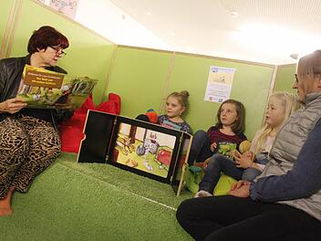 Der Wolf und die sieben Geißlein: Hildegard Brand (links) hatte für die Kinder in der Stadtbücherei ein Märchen im Gepäck.  Foto: Maximilian Glas