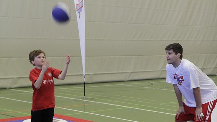 Trainer Lucas Kolloch (rechts) beobachtet den Jungen bei einer Koordinationsübung mit Ball.  Foto: Udo Schilling
