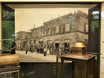 In mehreren Glasvitrinen werden im DDM alte Objekte und Bilder - hier der Bahnhof von Neuenmarkt-Wirsberg - gezeigt.Werner Reißaus