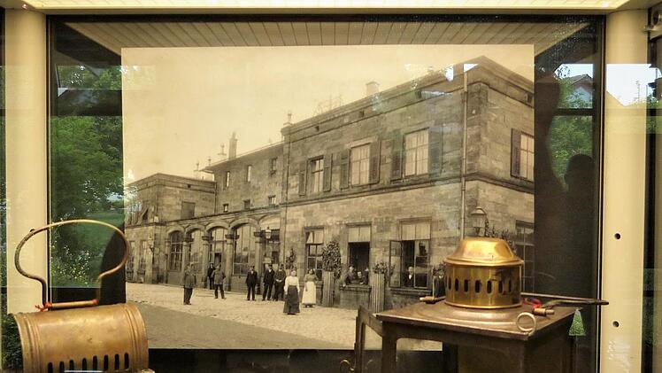 In mehreren Glasvitrinen werden im DDM alte Objekte und Bilder - hier der Bahnhof von Neuenmarkt-Wirsberg - gezeigt.Werner Reißaus