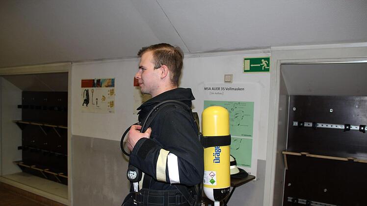 ....tragen sich die Pressluftatmer. Foto: Detlef Maag