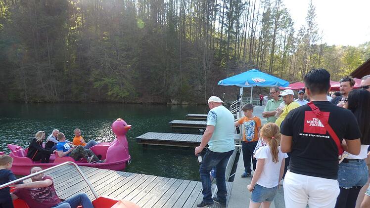 Auch das Geschäft mit dem Bootfahren am Kiosk am Schöngrundsee  boomt bei diesem herrlichen Wetter. Foto: Thomas Weichert