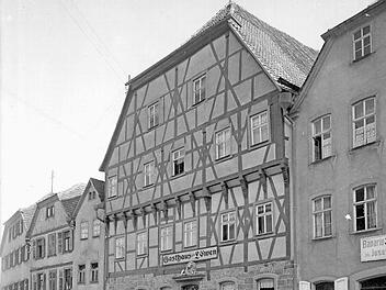 Das "Gasthaus zum Goldenen Löwen" oder auch "Gasthaus Löwen" wurde im Jahr 1619 erstmals erwähnt. 1959 wurde das imposante Gebäude einschließlich dem dazugehörigen Nebenhaus (links daneben) abgerissen.  Foto: Stadtarchiv Münnerstadt