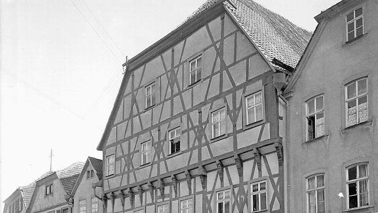 Das "Gasthaus zum Goldenen Löwen" oder auch "Gasthaus Löwen" wurde im Jahr 1619 erstmals erwähnt. 1959 wurde das imposante Gebäude einschließlich dem dazugehörigen Nebenhaus (links daneben) abgerissen.  Foto: Stadtarchiv Münnerstadt